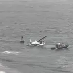 Hidroavião faz pouso forçado no rio East e capota em Nova York