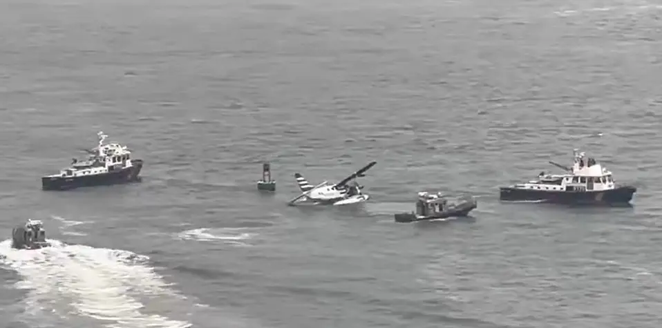 Hidroavião faz pouso forçado no rio East e capota em Nova York