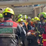 Socorristas conduzem homem que trabalhava como segurança em uma guarita demolida pelos terremotos na Venezuela | Foto: Reprodução/X