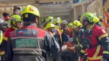 Socorristas conduzem homem que trabalhava como segurança em uma guarita demolida pelos terremotos na Venezuela | Foto: Reprodução/X