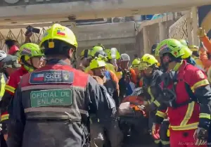 Socorristas conduzem homem que trabalhava como segurança em uma guarita demolida pelos terremotos na Venezuela | Foto: Reprodução/X