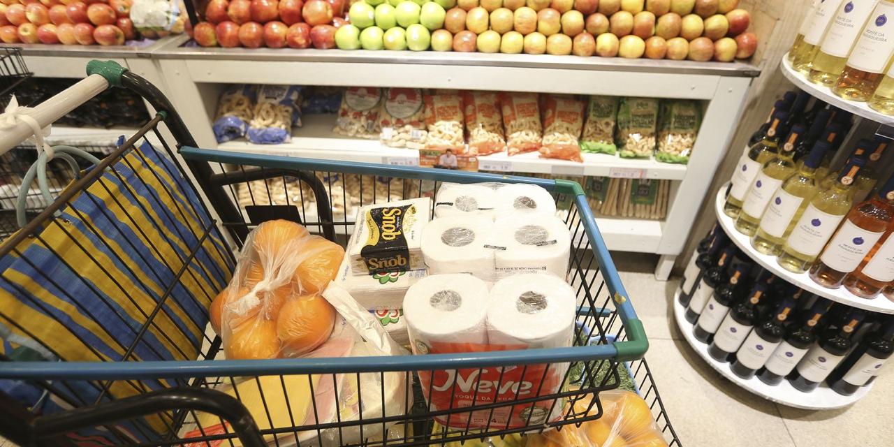 Alta de preços dos alimentos gera indignação nas redes sociais