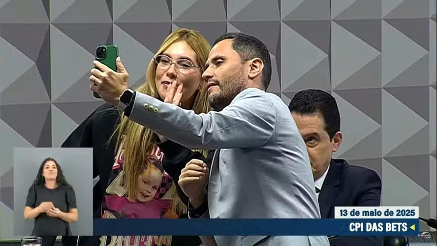 Senador admite erro ao pedir foto com influenciadora durante CPI
