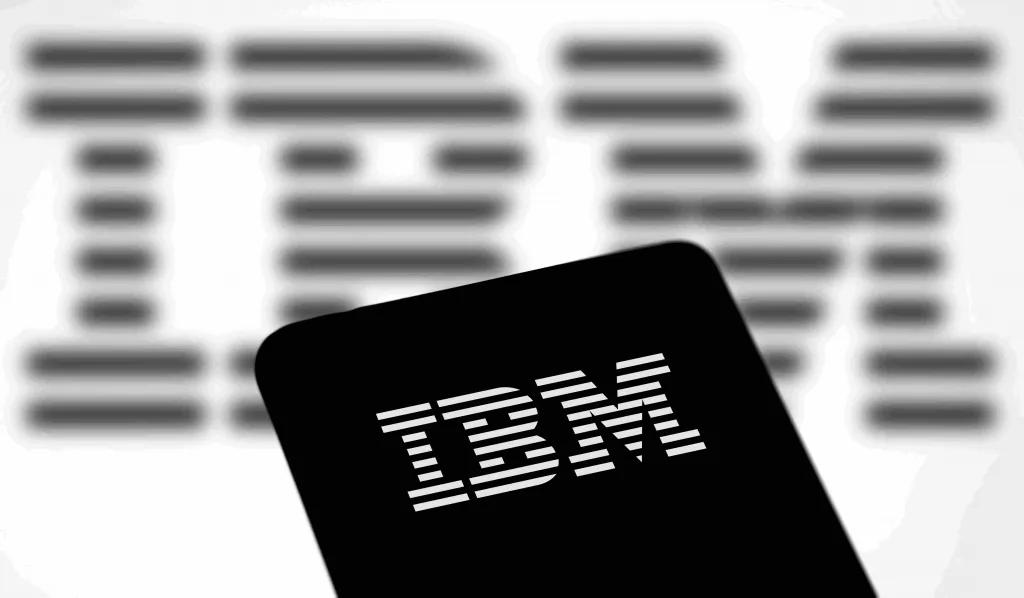 Ações da IBM sofrem maior queda em décadas após prévia de receita abaixo do esperado