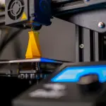 Impressora 3D moderna em ação, reduzindo custos de impressão