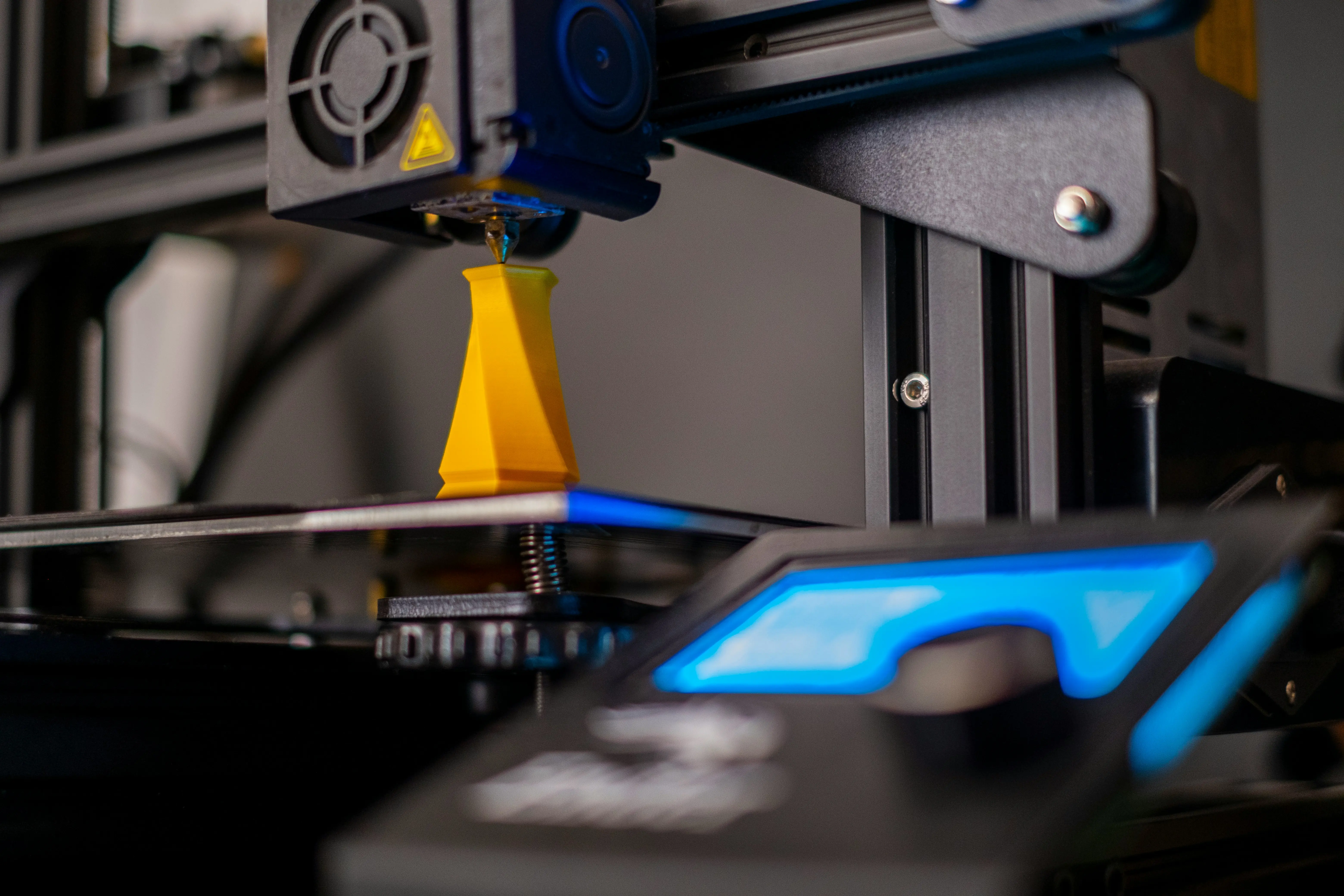 Impressora 3D moderna em ação, reduzindo custos de impressão