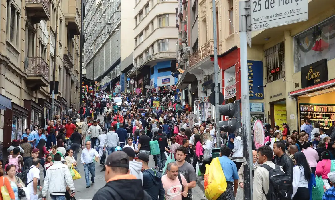 Cerca da metade da população adulta brasileira está inadimplente, segundo dados do Serasa | Foto: Rovena Rosa/Agência Brasil