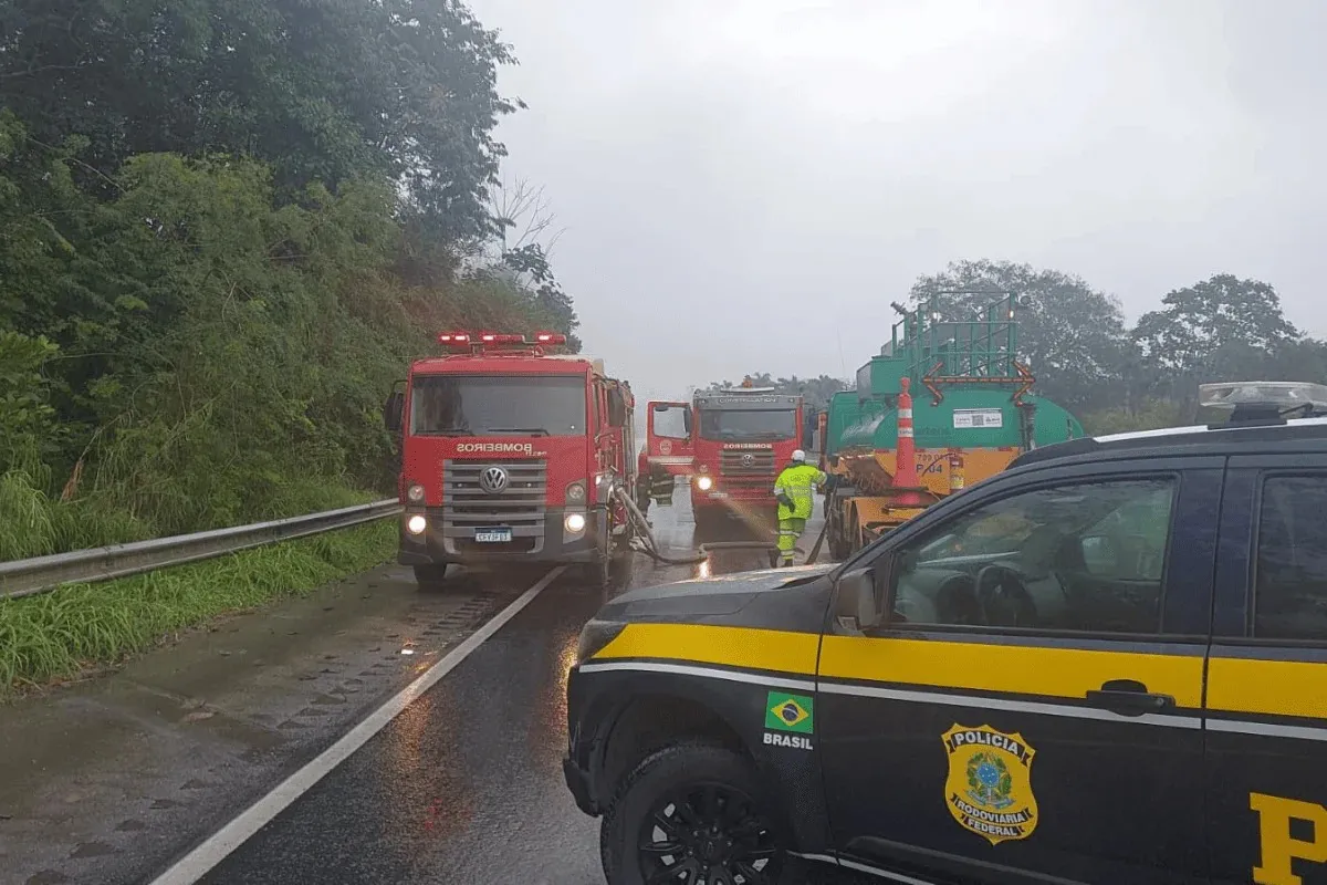 Incêndio em carreta bloqueia Régis Bittencourt em SP (1)