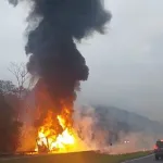 Incêndio em carreta bloqueia Régis Bittencourt em SP (2)