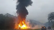 Incêndio em carreta bloqueia Régis Bittencourt em SP (2)