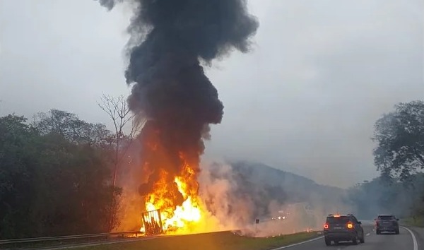 Incêndio em carreta interdita trecho da Régis Bittencourt