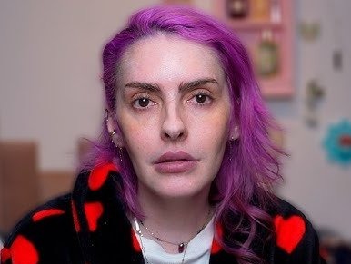 Influenciadora admite uso de IA em ilustrações vendidas como autorais
