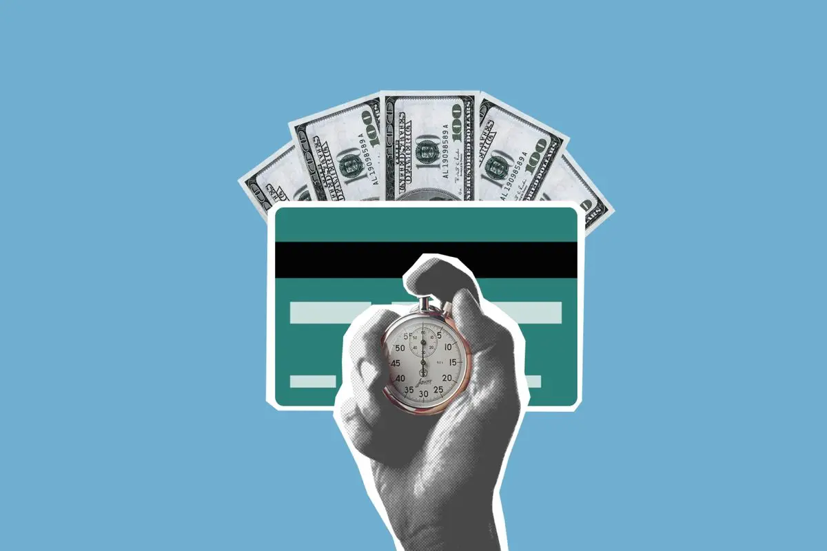 Colagem digital em estilo recorte sobre fundo azul-claro, mostrando uma ilustração de cartão de crédito verde com notas de cem dólares dispostas em leque atrás dele, e uma mão em tons de cinza em primeiro plano segurando um cronômetro mecânico.