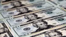 Várias notas americanas de vinte dólares dispostas de forma organizada e sequencial em fileiras paralelas sobrepostas, com foco nítido na cédula central e desfoque gradual ao fundo.