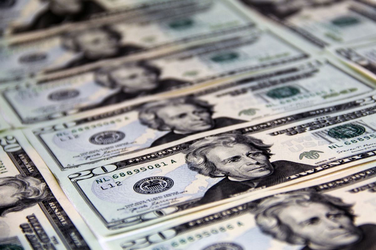 Petróleo supera US$ 100 diante de tensões no Oriente Médio; dólar sobe e Bolsa recua