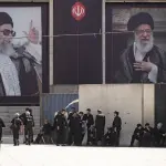 Homens se reúnem sob retratos do falecido Líder Supremo do Irã, o Aiatolá Ali Khamenei, durante uma cerimônia em homenagem aos seus restos mortais - 3/7/2026 | Foto: Morteza Nikoubazl/NurPhoto