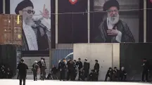 Homens se reúnem sob retratos do falecido Líder Supremo do Irã, o Aiatolá Ali Khamenei, durante uma cerimônia em homenagem aos seus restos mortais - 3/7/2026 | Foto: Morteza Nikoubazl/NurPhoto
