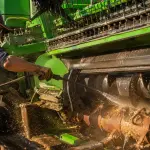 Uma colhedora pode provocar um desastre ambiental e gerar prejuízos milionários | Foto: Divulgação/Oeste | Imagem criada com o auxílio de inteligência artificial