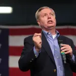 Graham ganhou projeção nacional em 1999, ao participar da equipe de congressistas republicanos que atuou no processo de impeachment do então presidente, Bill Clinton | Foto: Gage Skidmore/Flickr