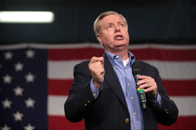 Graham ganhou projeção nacional em 1999, ao participar da equipe de congressistas republicanos que atuou no processo de impeachment do então presidente, Bill Clinton | Foto: Gage Skidmore/Flickr