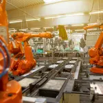 Linha de montagem automatizada mostrando robôs em ação