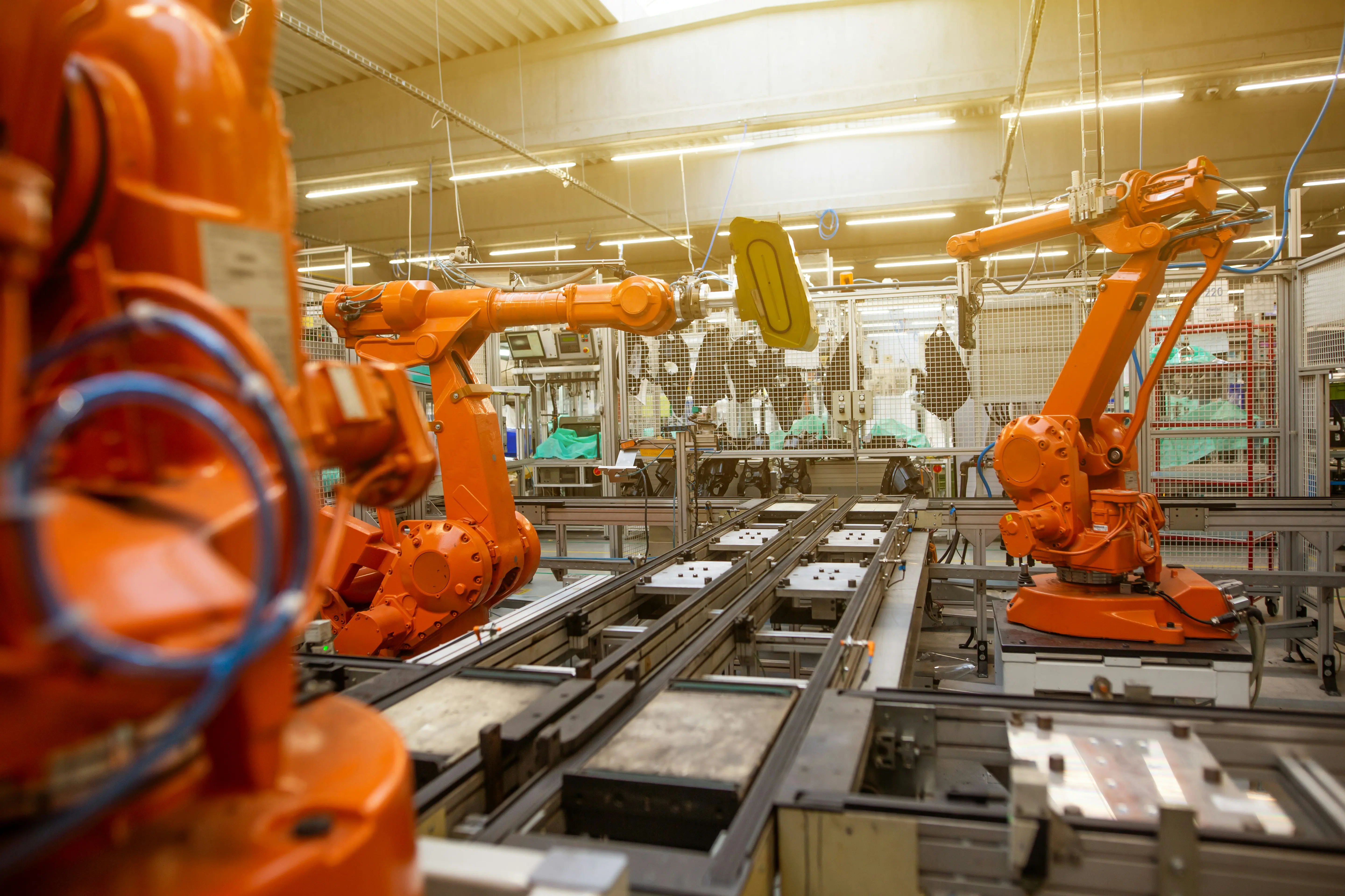 Linha de montagem automatizada mostrando robôs em ação