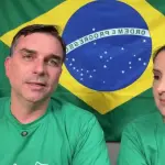 Segundo o senador, um dos elementos que chamou sua atenção foi a aparência da mão do homem ao seu lado | Foto: Reprodução/X