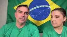 Segundo o senador, um dos elementos que chamou sua atenção foi a aparência da mão do homem ao seu lado | Foto: Reprodução/X