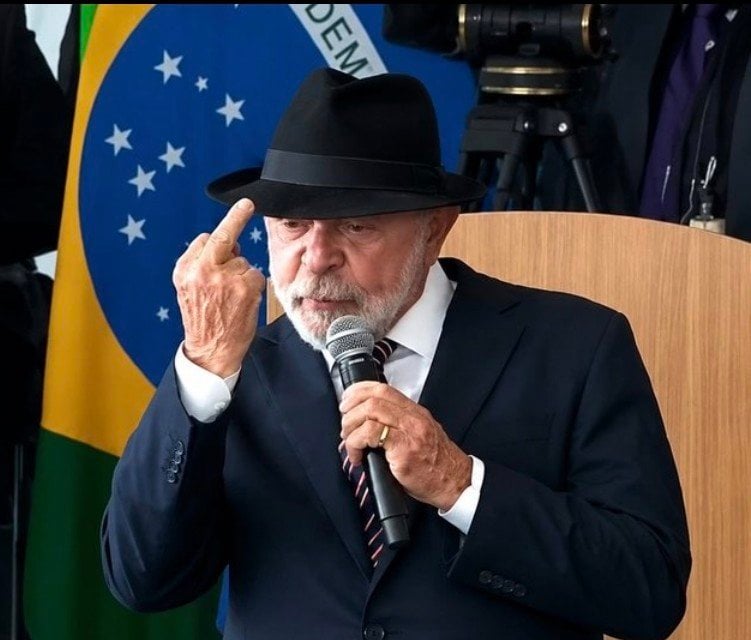 Lula faz gesto com dedo do meio durante evento e gera críticas