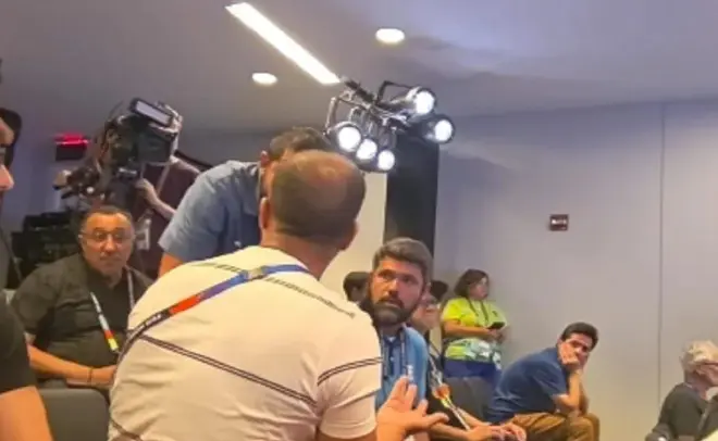 O repórter Marcelo Courrege, da TV Globo, durante bate-boca com jornalista marroquino | Foto: Reprodução/Redes sociais