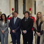Milei visita Tarcísio no Palácio dos Bandeirantes e recebe maior honraria de SP