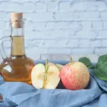 Mistura de vinagre de maçã e água em uma cozinha