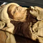 Múmia de Tarim, descoberta na China, com vestimentas antigas e preservação notável