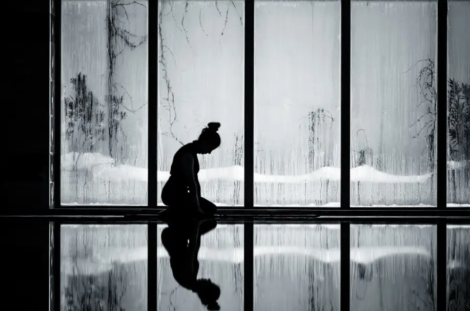 Pessoa meditando em um ambiente tranquilo, refletindo sobre a vida.