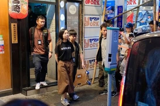 Hong Kong prende 5 pessoas em operação contra livrarias independentes