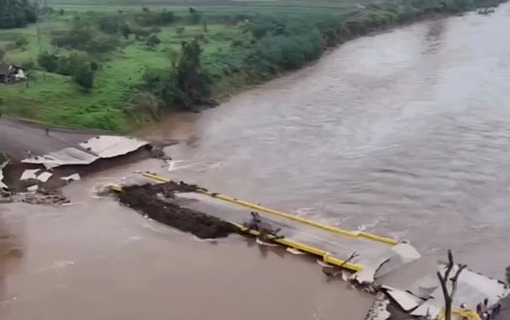 Ponte reconstruída após enchentes de 2024 é destruída novamente no Rio Grande do Sul