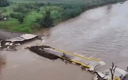 Ponte reconstruída depois das enchentes de 2024 é destruída novamente no RS