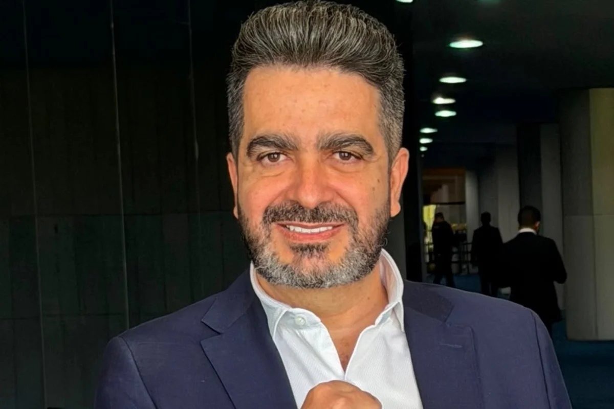 Pré-candidato propõe distribuir smartphones e internet a quem concluir curso