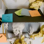 Pessoa em mesa criativa simbolizando procrastinação e criatividade