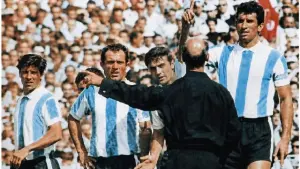 O dia que uniu Rattín e Embolo na Copa do Mundo