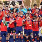 Rodri ergue a taça de campeão da Copa do Mundo