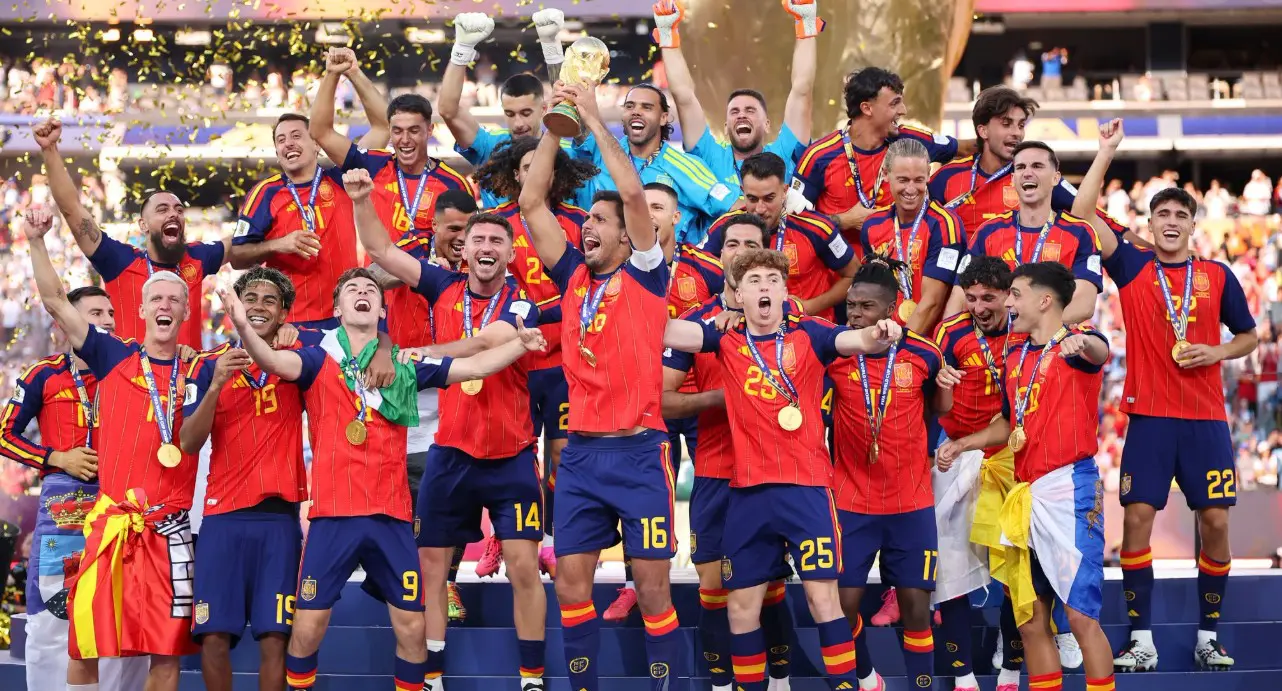 Rodri ergue a taça de campeão da Copa do Mundo