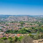 Vista panorâmica da cidade de São José dos Campos, destacando suas montanhas e áreas verdes