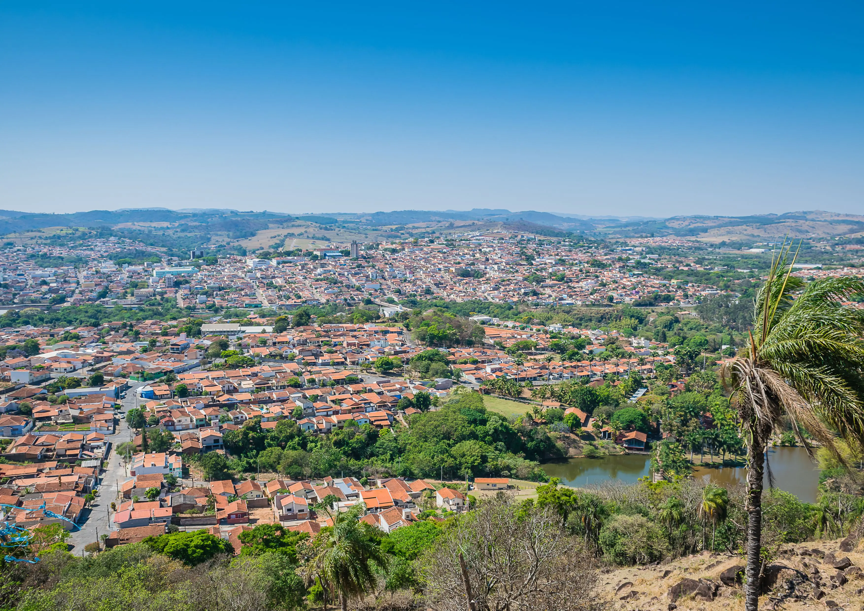 Vista panorâmica da cidade de São José dos Campos, destacando suas montanhas e áreas verdes