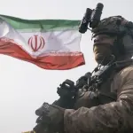 Um soldado dos EUA em frente à bandeira do Irã / Foto: Divulgação/Comando Central dos EUA
