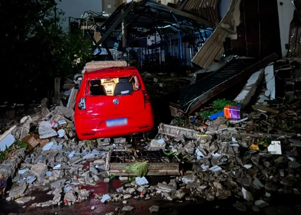 Temporais na madrugada desta quinta-feira, 24, provocaram destruição em várias partes de Ribeirão Preto, interior paulista | Foto: Reprodução/X