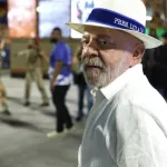 O presidente Lula da Silva durante o desfile da Acadêmicos de Niterói | Foto: Reprodução/X