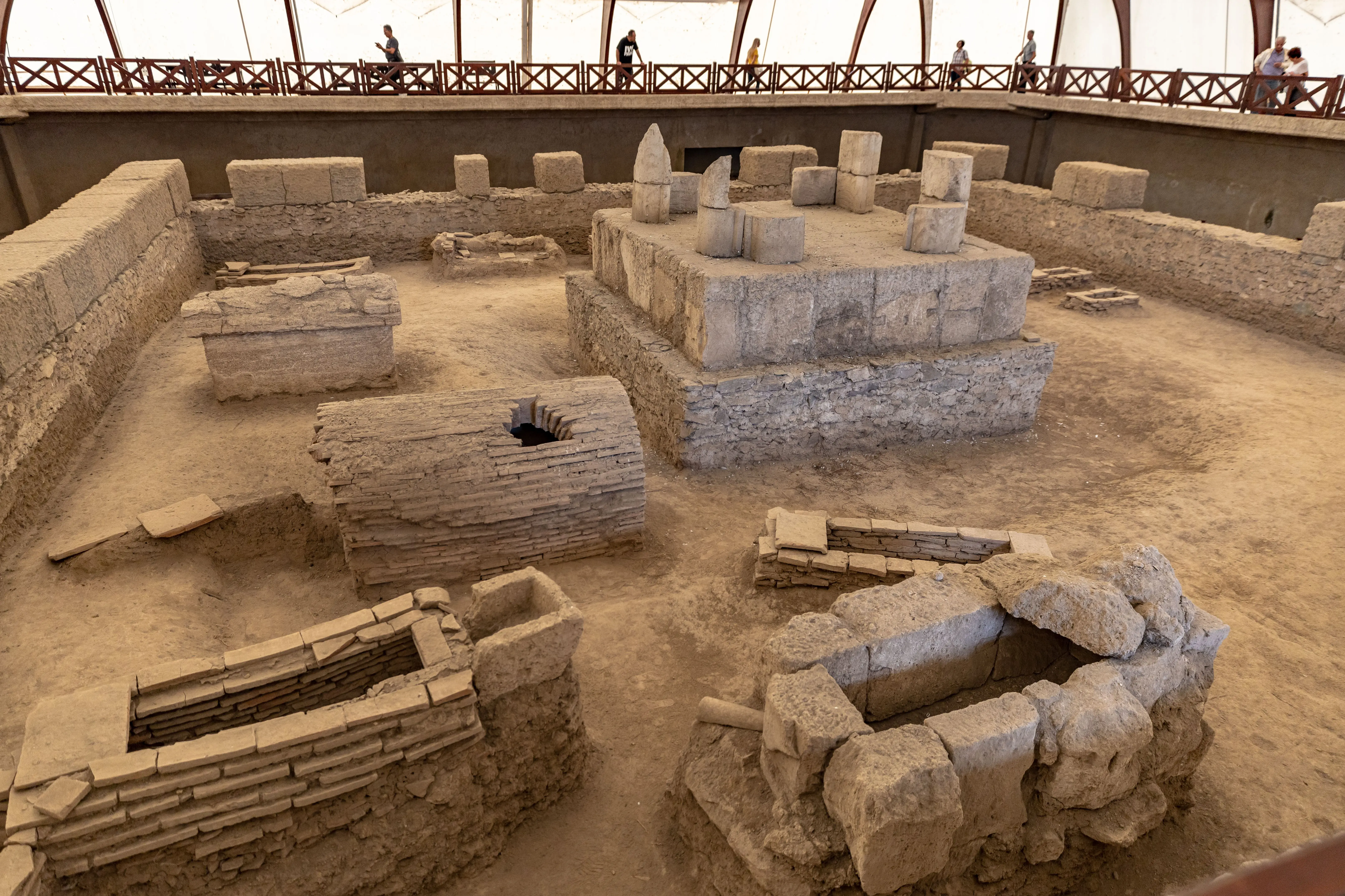 Tumba de 2 mil anos na França com artefatos da Roma Antiga