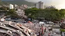 Brigadistas buscam sobreviventes em meio ao acúmulo de escombros na Venezuela | Foto: Reprodução/X