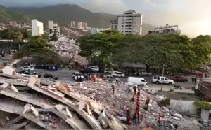 Brigadistas buscam sobreviventes em meio ao acúmulo de escombros na Venezuela | Foto: Reprodução/X